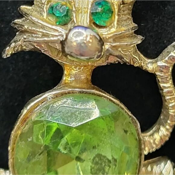 Vintage DODDS Cat Kitten Brooch with Green Rhinestones in Gold Tone Signed Pin - Picture 2 of 11